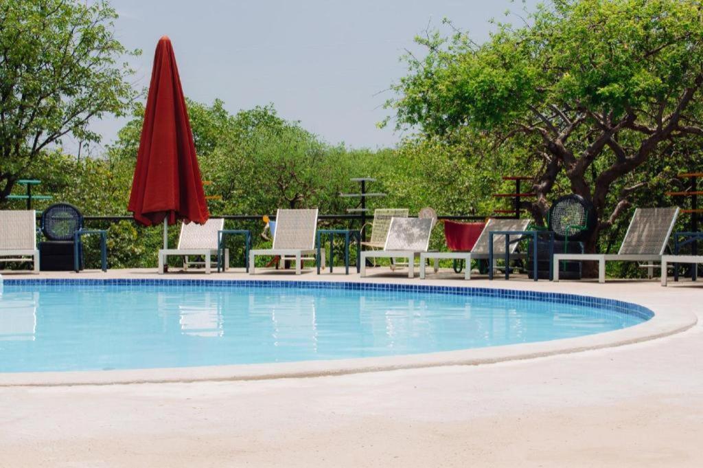מלון אוקאוקוג'ו Etosha Safari Camp, Etosha National Park, Namibia מראה חיצוני תמונה
